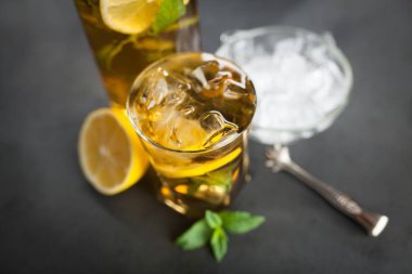 Limonlu ve naneli buzlu çay.