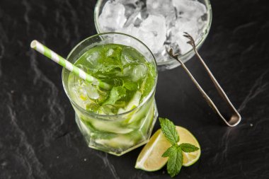 Mojito koyu arka plan üzerinde kokteyl