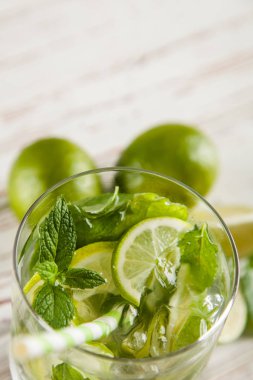 Mojito Beyaz ahşap arka plan üzerinde kokteyl