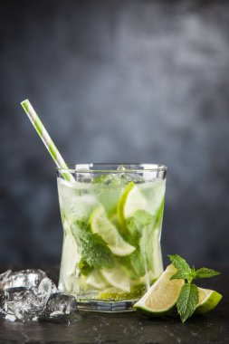 Mojito koyu arka plan üzerinde kokteyl