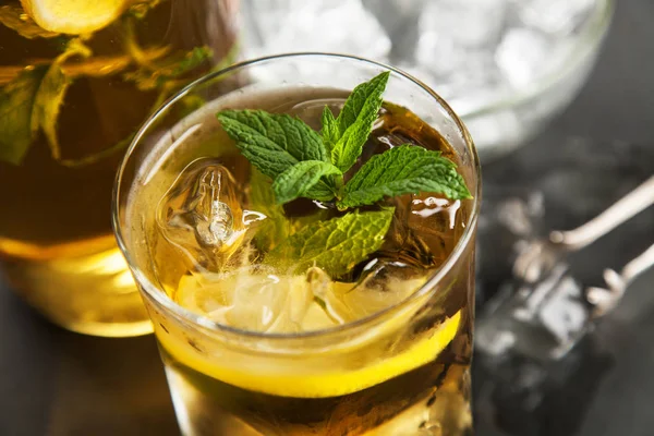 Limonlu ve naneli buzlu çay.
