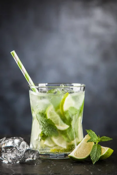 Mojito cocktail sur fond sombre — Photo