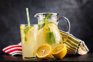 Bir kavanoz limonata.