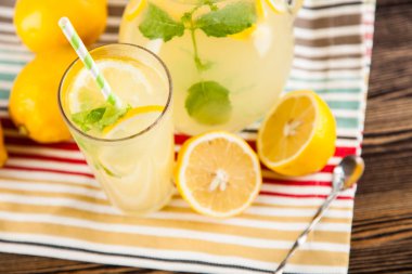 Bir kavanoz limonata.