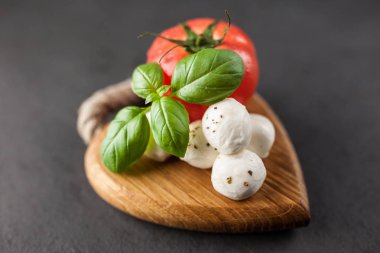 domates fesleğen ve mozzarella