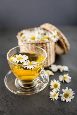 Bir fincan papatya çayı.