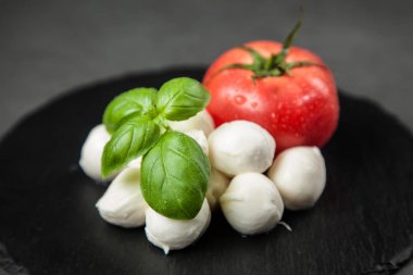 domates fesleğen ve mozzarella