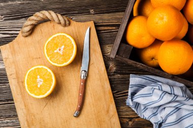 Bir sandık içinde taze portakal