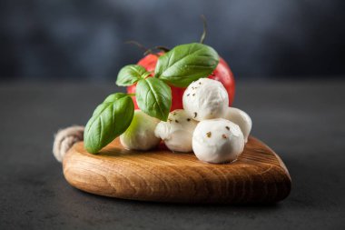 domates fesleğen ve mozzarella