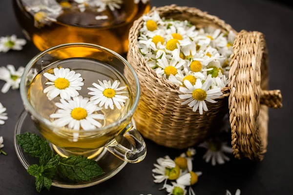 Bir fincan papatya çayı.