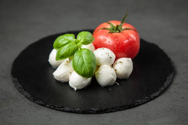 Manjericão e mussarela de tomate — Fotografia de Stock