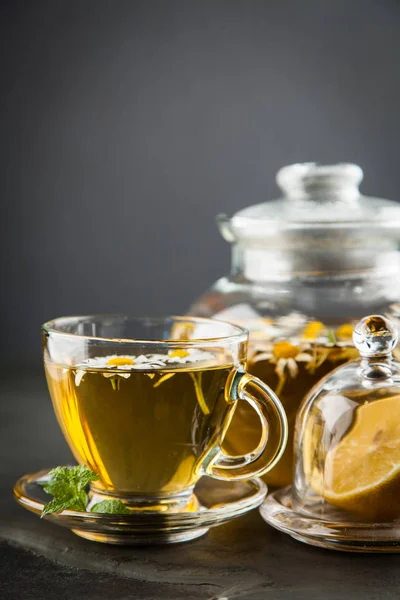 Taza de té de manzanilla —  Fotos de Stock