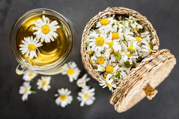 Taza de té de manzanilla —  Fotos de Stock