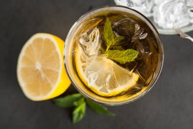 Limonlu ve naneli buzlu çay.