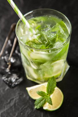 Mojito koyu arka plan üzerinde kokteyl
