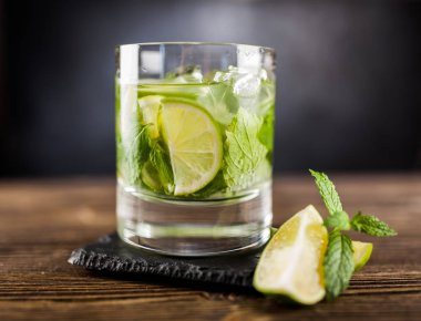 Mojito koyu arka plan üzerinde kokteyl