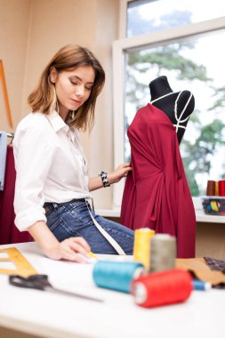 Moda Tasarımcısı stüdyo