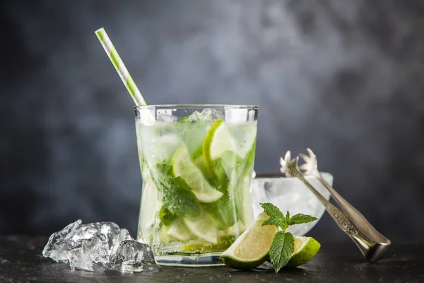 Mojito koktajl na ciemnym tle — Zdjęcie stockowe