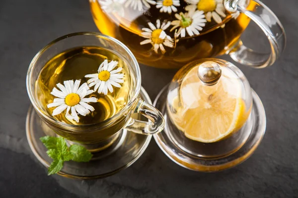 Bir fincan papatya çayı.