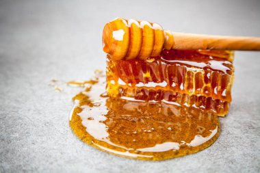 Gri arka plan üzerinde petek