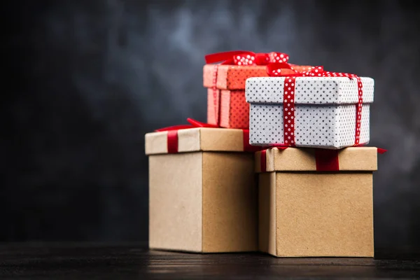 Cajas de regalo sobre fondo oscuro — Foto de Stock