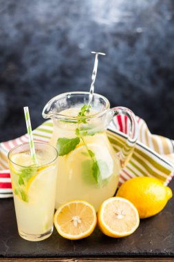 Bir kavanoz limonata.