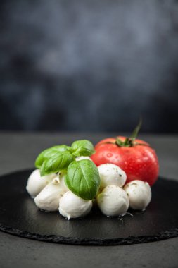 domates fesleğen ve mozzarella