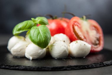 domates fesleğen ve mozzarella