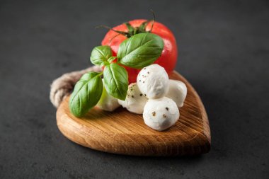 domates fesleğen ve mozzarella