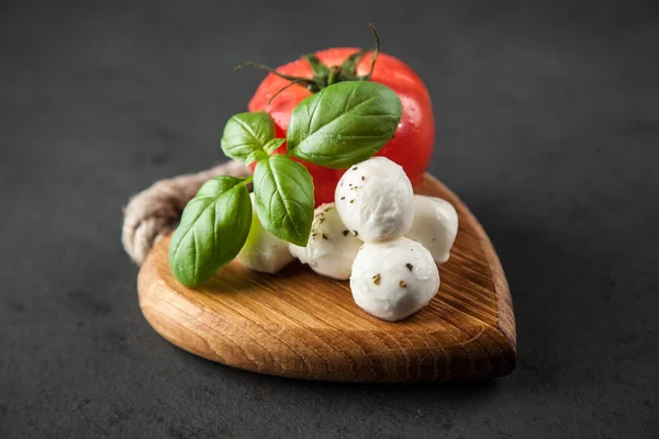 Manjericão e mussarela de tomate — Fotografia de Stock