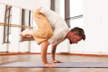 Yoga yapan adam.