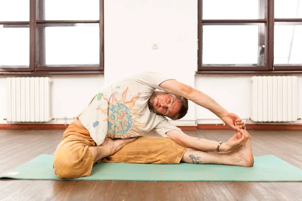 Uomo che pratica yoga — Foto Stock