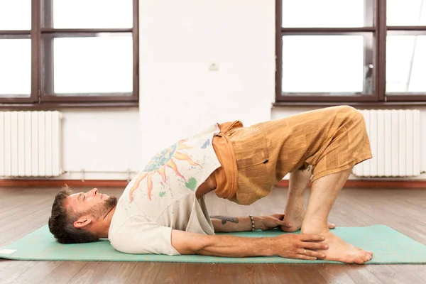 练瑜伽的男人 — 图库照片