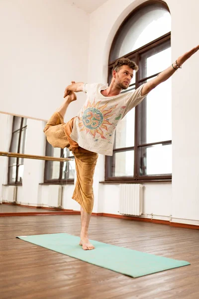 Człowiek praktykujący jogę — Zdjęcie stockowe