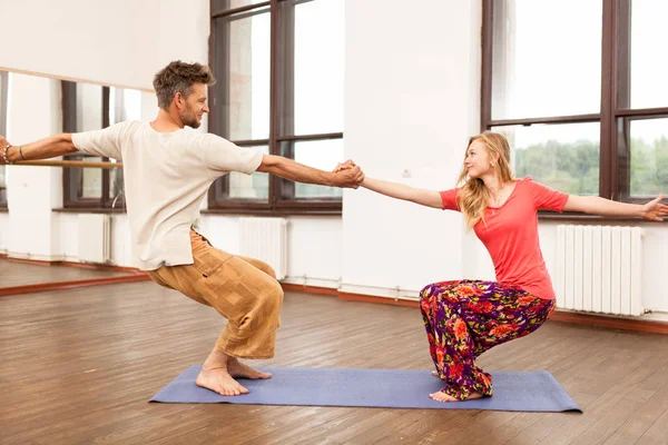 Mężczyzna i kobieta praktykowania jogi partnera — Zdjęcie stockowe