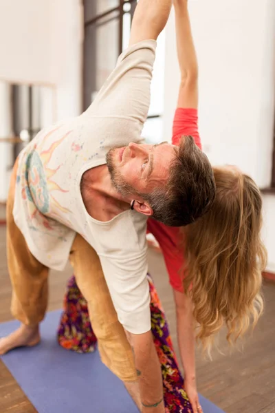 Mężczyzna i kobieta praktykowania jogi partnera — Zdjęcie stockowe