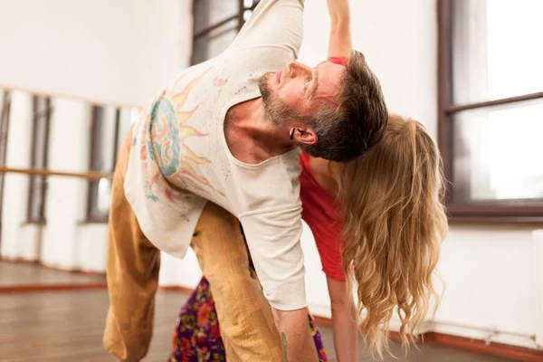 Man en vrouw partner yoga beoefenen — Stockfoto