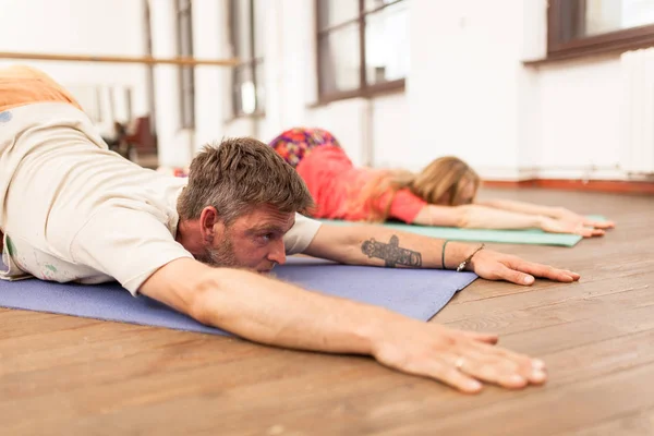 Man och kvinna utövar yoga — Stockfoto
