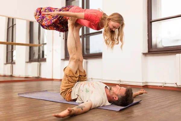 Hombre y mujer practicando yoga en pareja — Foto de Stock