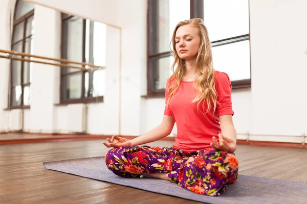 Man utövar yoga — Stockfoto