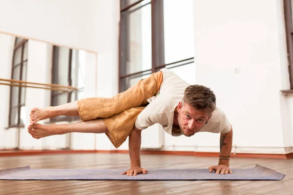 Człowiek praktykujący jogę — Zdjęcie stockowe