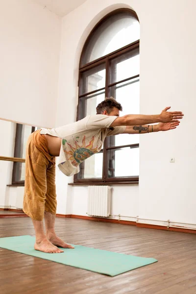 Uomo che pratica yoga — Foto Stock