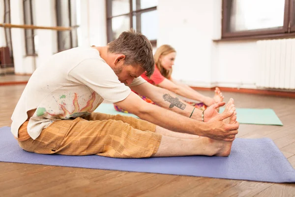 Uomo e donna che praticano yoga — Foto Stock