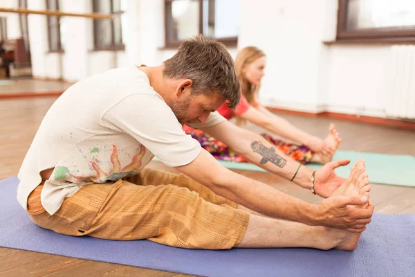 Man and woman practicing yoga — Stock Photo, Image