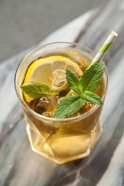 Limonlu ve naneli buzlu çay.