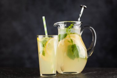 Bir kavanoz limonata.