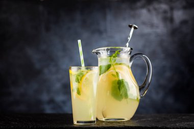 Bir kavanoz limonata.