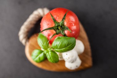 domates fesleğen ve mozzarella