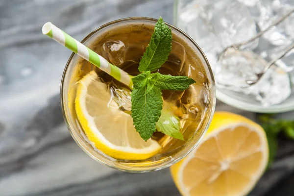 Limonlu ve naneli buzlu çay.