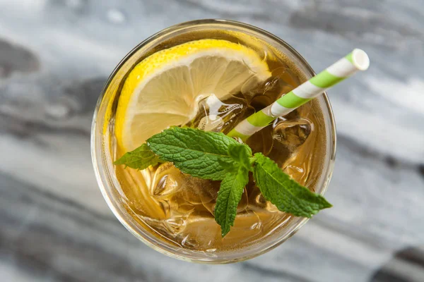 Limonlu ve naneli buzlu çay.